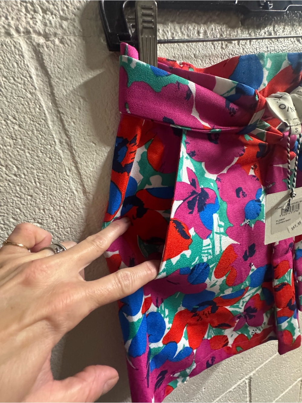 Lili Sidonio Tie-Waist shorts in Fuchsia Multi colored - Picture 3 of 4